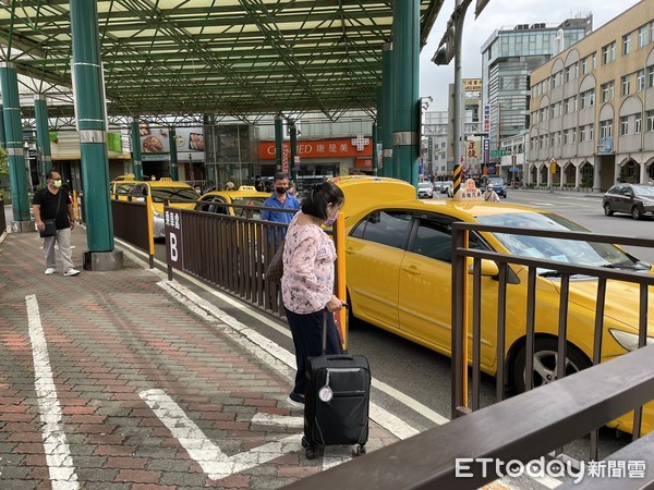 ▲台南市交通局，在台南火車站前計程車乘車處新設排隊動線，局長王銘德視察設置成果，讓旅客排隊更安全、方便、有秩序。（圖／記者林悅翻攝，下同）