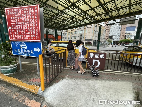 ▲台南市交通局，在台南火車站前計程車乘車處新設排隊動線，局長王銘德視察設置成果，讓旅客排隊更安全、方便、有秩序。（圖／記者林悅翻攝，下同）