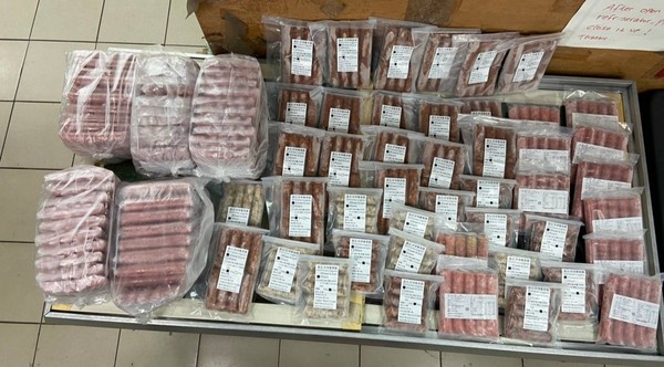 ▲▼非洲豬瘟肉品引發全台恐慌，台中專勤隊在東協廣場查獲27kg不明香腸和酸肉。（圖／台中專勤隊提供）