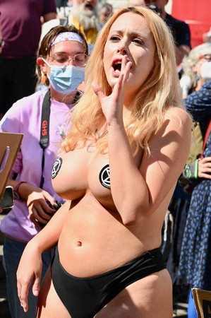 ▲▼ 英國環保組織「反抗滅絕」（Extinction Rebellion）街頭示威，其中31歲女學生安赫絲特（Laura Amherst）脫了衣服。（圖／達志影像）