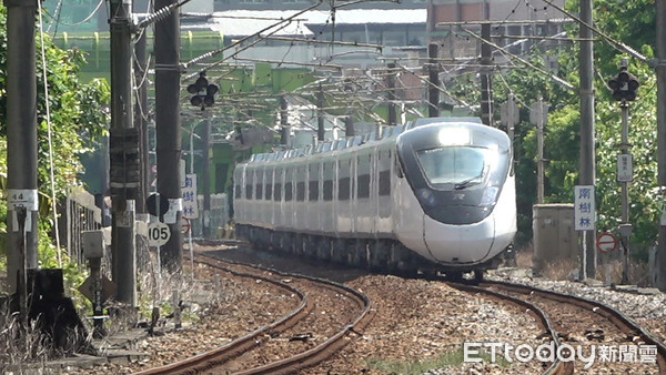 ▲▼台鐵EMU3000城際列車樹林到台中豐原試車。（圖／記者呂佳賢攝）