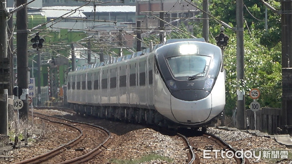 ▲▼台鐵EMU3000城際列車樹林到台中豐原試車。（圖／記者呂佳賢攝）