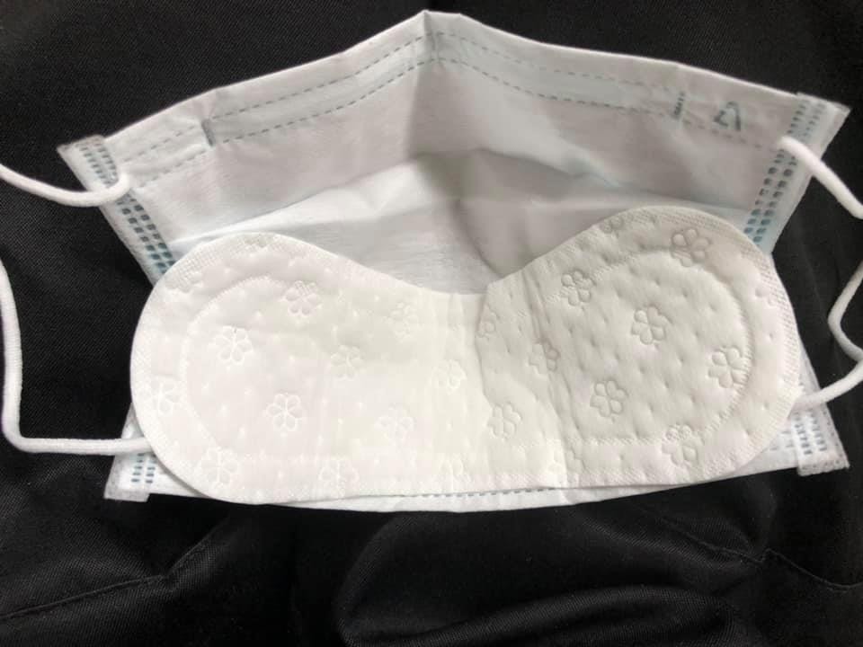 ▲▼口罩貼護墊吸汗。（圖／翻攝自爆廢公社）