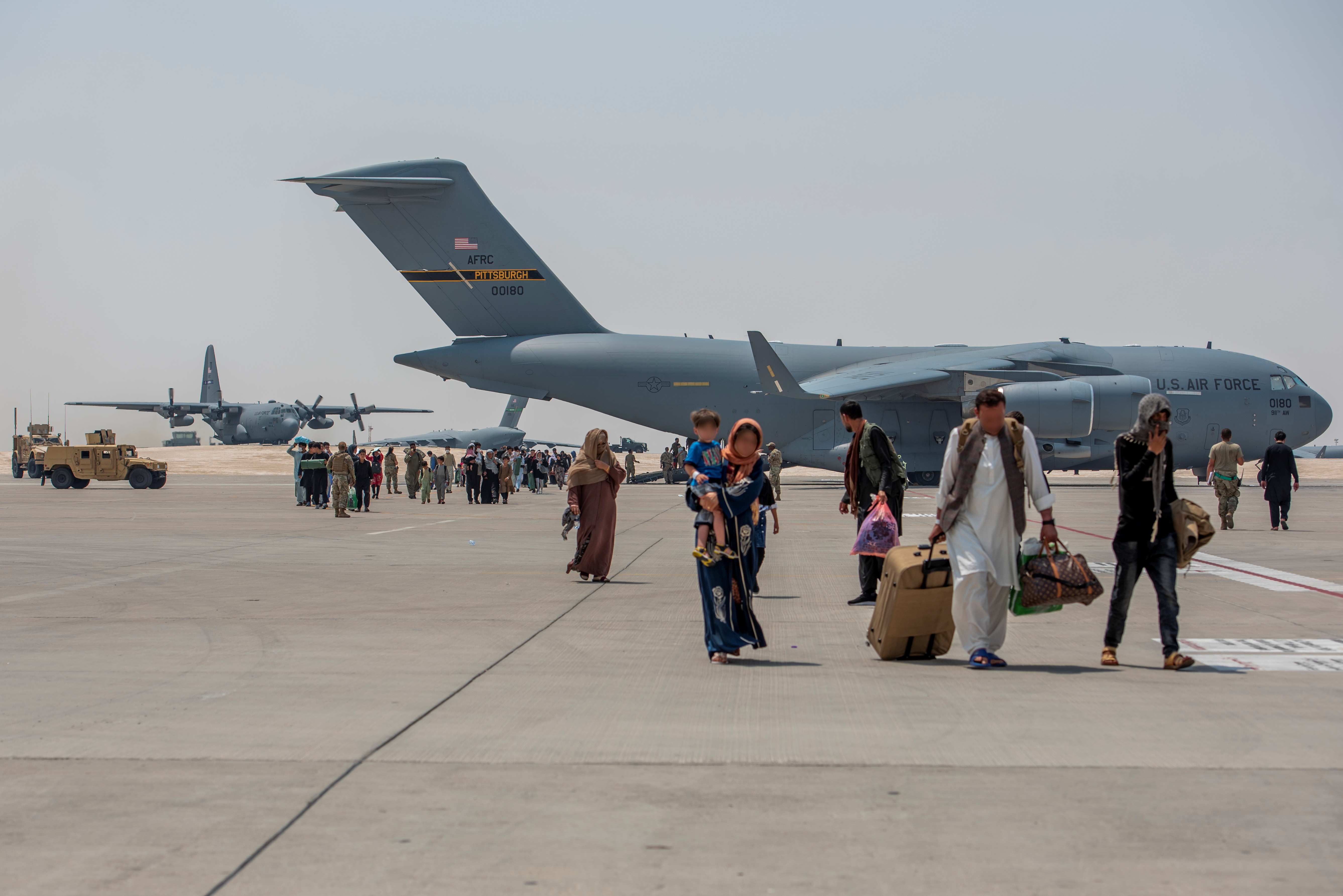 ▲▼從喀布爾機場撤離至中東國家卡達的阿富汗人。（圖／路透）