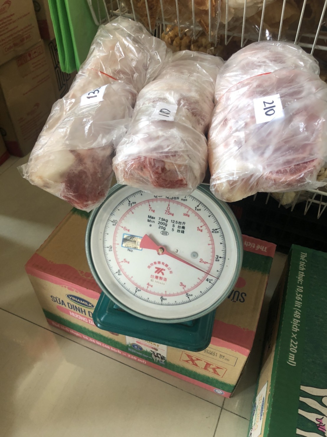 ▲▼保七三大隊在台中工業區越南雜貨店查獲2.2公斤來源不明豬肉。（圖／民眾提供）