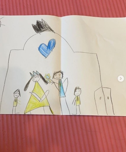 ▲蕾拉6歲女兒畫「一家四口婚禮照」被疑懷二胎　DJ湯宇回應閃爆了。（圖／翻攝自Instagram／la.112814）