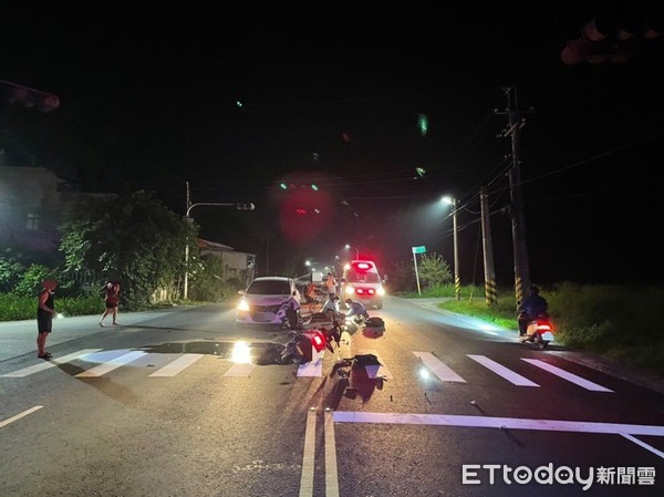 ▲▼男子酒後騎機車與小客車對撞，機車零件散落一地幾乎全毀。（圖／台東分局提供，下同）