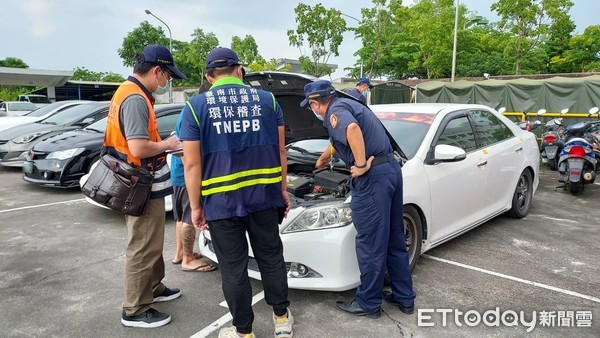 ▲台南市警新營分局等查獲涉嫌街頭玩命競速的涉案車輛，將徐姓男子等14人依公共危險等罪嫌送辦。（圖／記者林悅翻攝，下同）