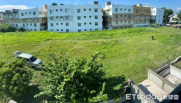 ▲余爸爸兒子獨自頂著烈日割草。（圖／記者楊漢聲翻攝）