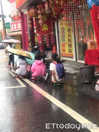 ▲南投竹山鎮街頭出現幾名孩子坐乘滑板溜過的驚險畫面。（圖／記者高堂堯翻攝）