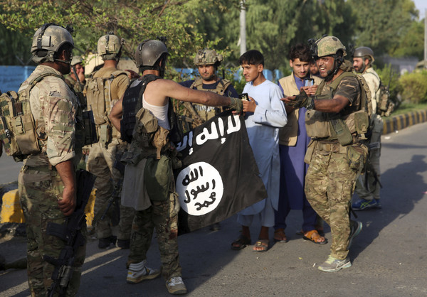 ▲▼  阿富汗安全部隊2020年在某次攻擊事件後，拿著ISIS的旗幟 。（圖／達志影像／美聯社）
