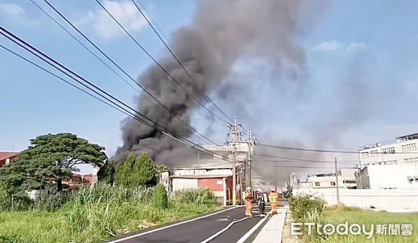 ▲桃園市新屋區九洲路上1家工廠倉庫今日下午竄出大火，消防人員從不同角度灌救。（圖／記者沈繼昌翻攝）