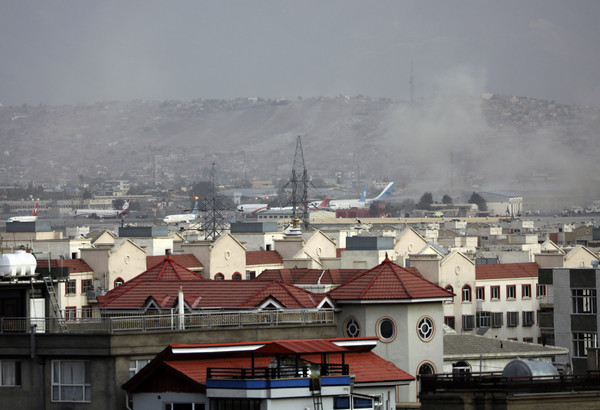 ▼阿富汗喀布爾機場外發生爆炸。（圖／達志影像／美聯社）