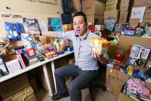 零股達人張琨琳花小錢買零股，大賺股價，順便領紀念品。