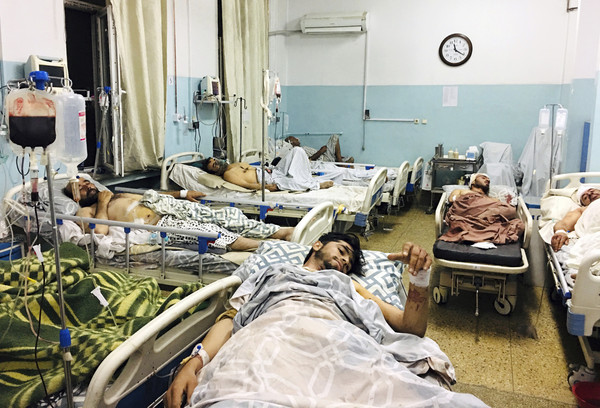 ▲阿富汗喀布爾機場遭恐攻後，傷患被送入醫院治療。（圖／達志影像／美聯社）