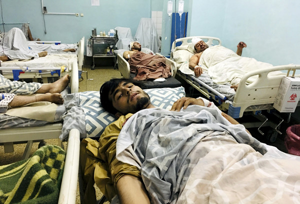▲▼ 阿富汗／喀布爾機場恐攻，醫院躺滿傷者。（圖／達志影像／美聯社）