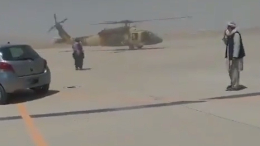 ▲▼塔利班成員疑似不懂操縱黑鷹直升機，只能在跑道周圍滑行。（圖／翻攝自推特）