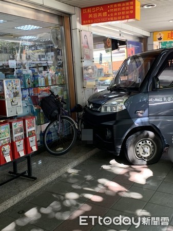 ▲▼      松山區三民路小貨車失控衝進騎樓       。（圖／記者黃彥傑攝）