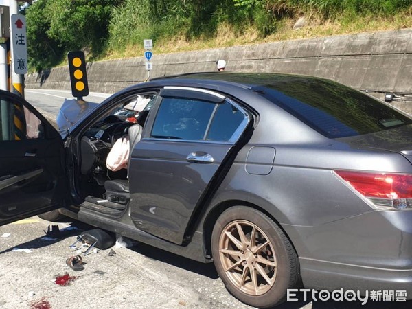 ▲▼自小客撞上橋墩氣囊爆開，駕駛與乘客受傷送醫，車旁血跡斑斑。（圖／台東縣警察局提供，下同）