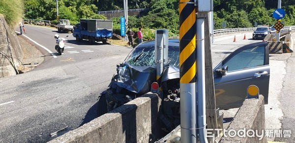 ▲▼自小客撞上橋墩氣囊爆開，駕駛與乘客受傷送醫，車旁血跡斑斑。（圖／台東縣警察局提供，下同）