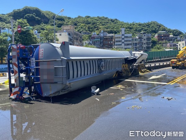 ▲▼        基隆港化學槽車翻覆     。（圖／記者郭世賢翻攝）