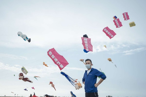 ▲今年風箏節特別將防疫新竹隊背心化身風箏飛上空。（圖／新竹市政府提供）