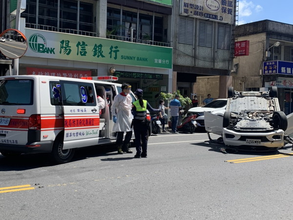 ▲▼宜蘭員山路一段一輛白色自小客失控撞路旁車輛「烏龜翻」。（圖／讀者供，下同）