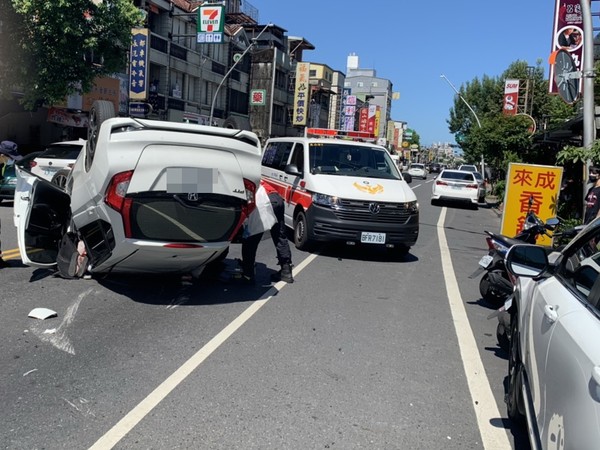 ▲▼宜蘭員山路一段一輛白色自小客失控撞路旁車輛「烏龜翻」。（圖／讀者供，下同）