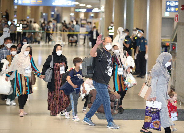 ▲▼曾在南韓駐在機構工作的阿富汗人攜家帶眷抵達仁川國際機場。（圖／達志影像）