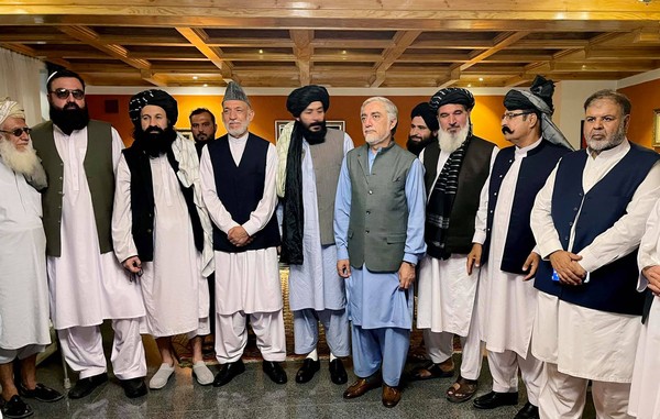 ▲▼阿富汗前政府和平特使阿布杜拉（右五）日前與塔利班代表等人協商。（圖／翻攝自Facebook／Dr. Abdullah Abdullah）