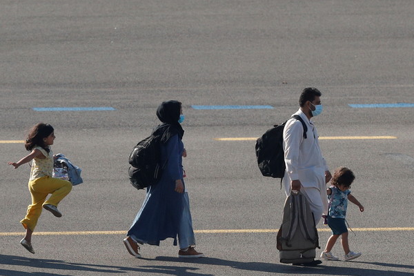 ▲▼阿富汗難民女孩隨家人撤離至比利時，下機後的一張照片讓她在全球爆紅。（圖／路透）