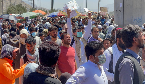 ▲▼阿富汗喀布爾機場外8月26日聚集大批民眾向美軍出示他們手中的文件。（圖／路透）