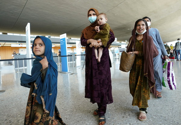 ▲▼阿富汗難民27日抵達維吉尼亞州杜勒斯機場。（圖／路透）