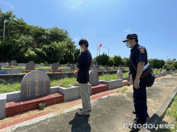 ▲台南市警麻豆分局「尋人高手」巡佐吳孟宇，費盡心力，縱使陰陽相隔仍讓家屬再次團圓，他的用心讓家屬感動萬分，以慰死者在天之靈。（圖／記者林悅翻攝，下同）