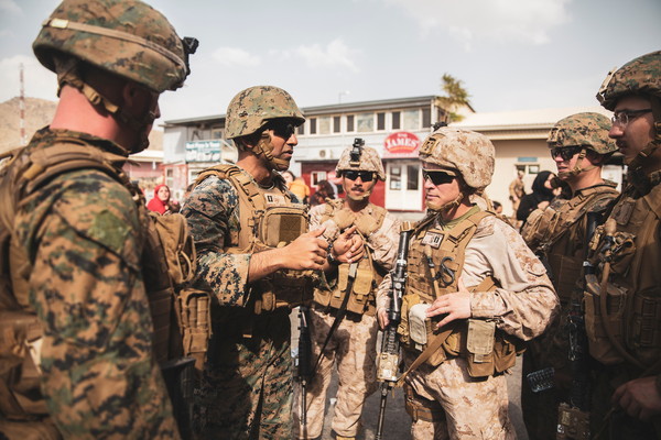 ▲▼美國海軍陸戰隊在喀布爾機場外協助撤離。（圖／路透）
