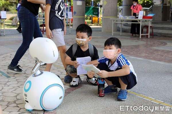 ▲▼─嘉義市志航國小一年級新生迎新活動推出機器人吸目光。（圖／嘉義市政府提供）