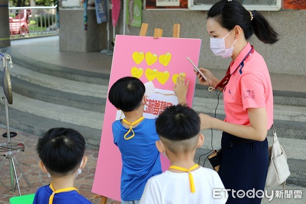 ▲▼─嘉義市志航國小一年級新生迎新活動推出機器人吸目光。（圖／嘉義市政府提供）