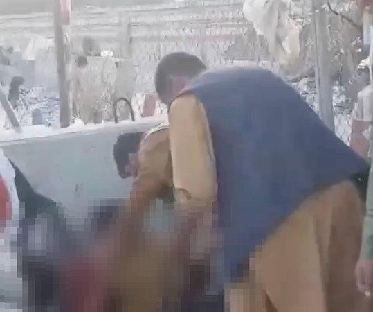 ▲▼  阿富汗喀布爾機場附近26日發生爆炸事件，現場民眾幫助一名受傷的人。（圖／路透）