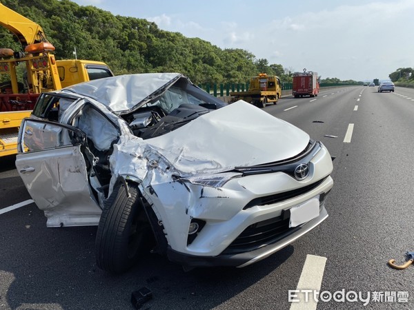 ▲北二高南下111K同廠牌房車撞休旅車　自家對決結果超驚人。（圖／記者陳凱力翻攝）