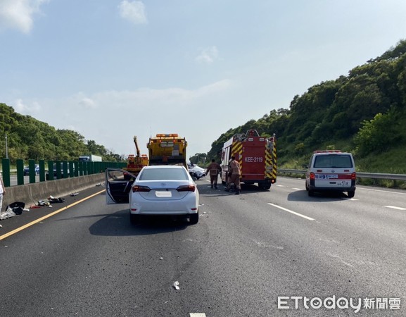 ▲北二高南下111K同廠牌房車撞休旅車　自家對決結果超驚人。（圖／記者陳凱力翻攝）