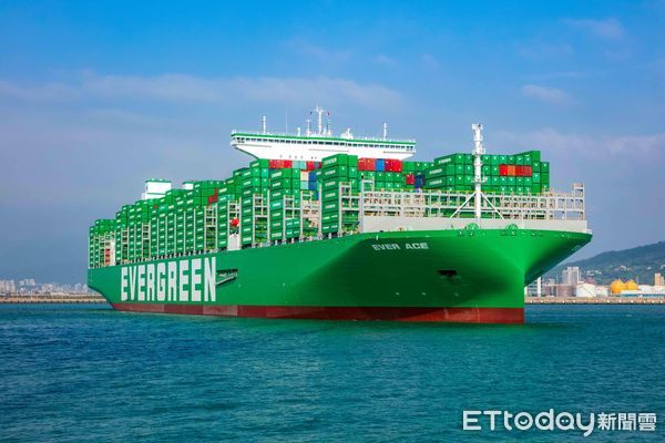 ▲長榮海運第一艘2.4萬TEU級貨櫃輪「長範輪」是目前全世界營運中最大型的貨櫃船之一。（圖／長榮提供）