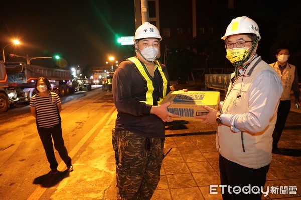 ▲台南市「南門路路平專案改善工程」，工務局進行夜間施工，市長黃偉哲28日深夜前往施工現場，關心工程進度並親手送上飲料，慰問施工人員的辛勞。（圖／記者林悅翻攝，下同）