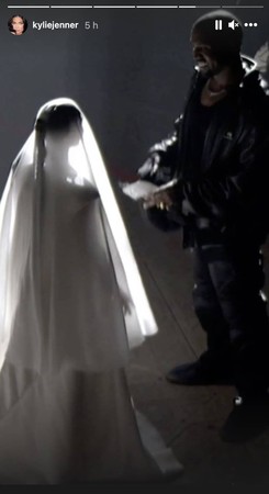 ▲▼金卡戴珊（Kim Kardashian）穿婚紗現身肯伊威斯特（Kanye West）新歌演唱會。（圖／翻攝自IG／kendalljenner）