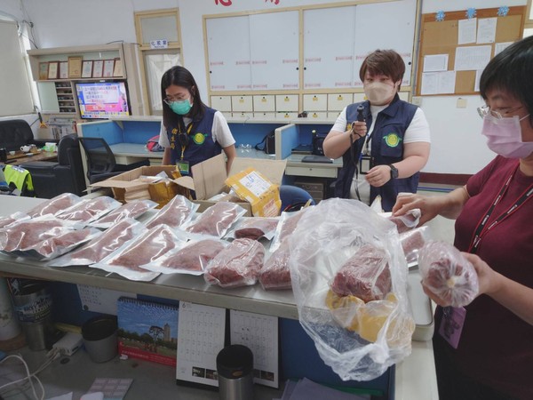 ▲岡山分局查獲一名越籍移工持有40包雞肉乾與20包牛肉乾。（圖／記者洪靖宜翻攝）