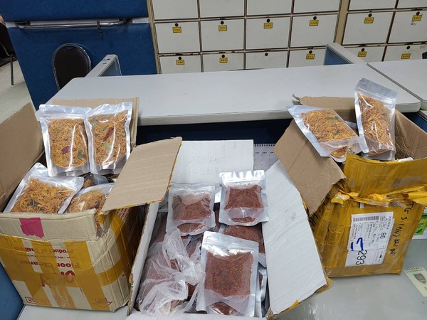 ▲岡山分局查獲一名越籍移工持有40包雞肉乾與20包牛肉乾。（圖／記者洪靖宜攝）
