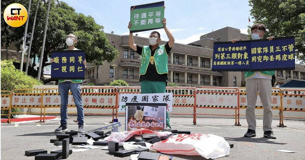台灣郵政產業工會不滿未被納入公費疫苗優先施打對象赴行政院抗議。（圖／彭子桓攝）