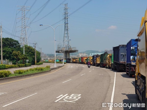 ▲烏日焚化廠外垃圾車日日苦等10多小時，司機崩潰「只能尿在寶特瓶」。（圖／投訴人提供）