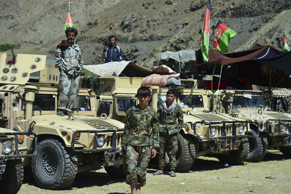 ▲▼   阿富汗東北部龐吉夏省（Panjshir），效忠於反塔利班小馬蘇德（Ahmad Massoud）的民兵在當地站崗。（圖／達志影像／美聯社）