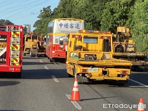 ▲▼國3北上37.5k發生遊覽車追撞5輛小客車意外             。（圖／記者陳以昇翻攝）