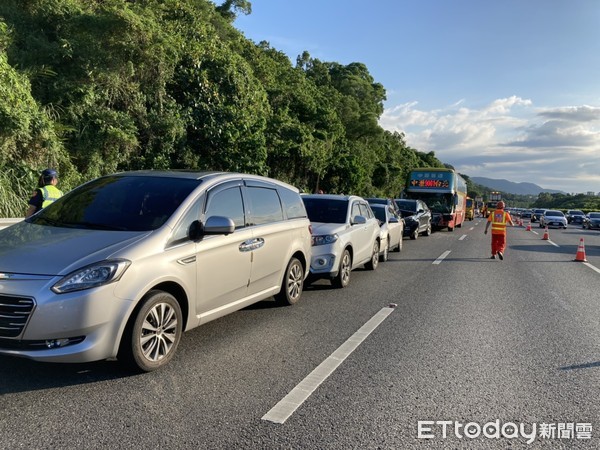 ▲▼國3北上37.5k發生遊覽車追撞5輛小客車意外             。（圖／記者陳以昇翻攝）